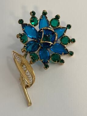 Vintage Flower Brooch Gold Tone Blue Green Glass Stones Open Backs Juliana?